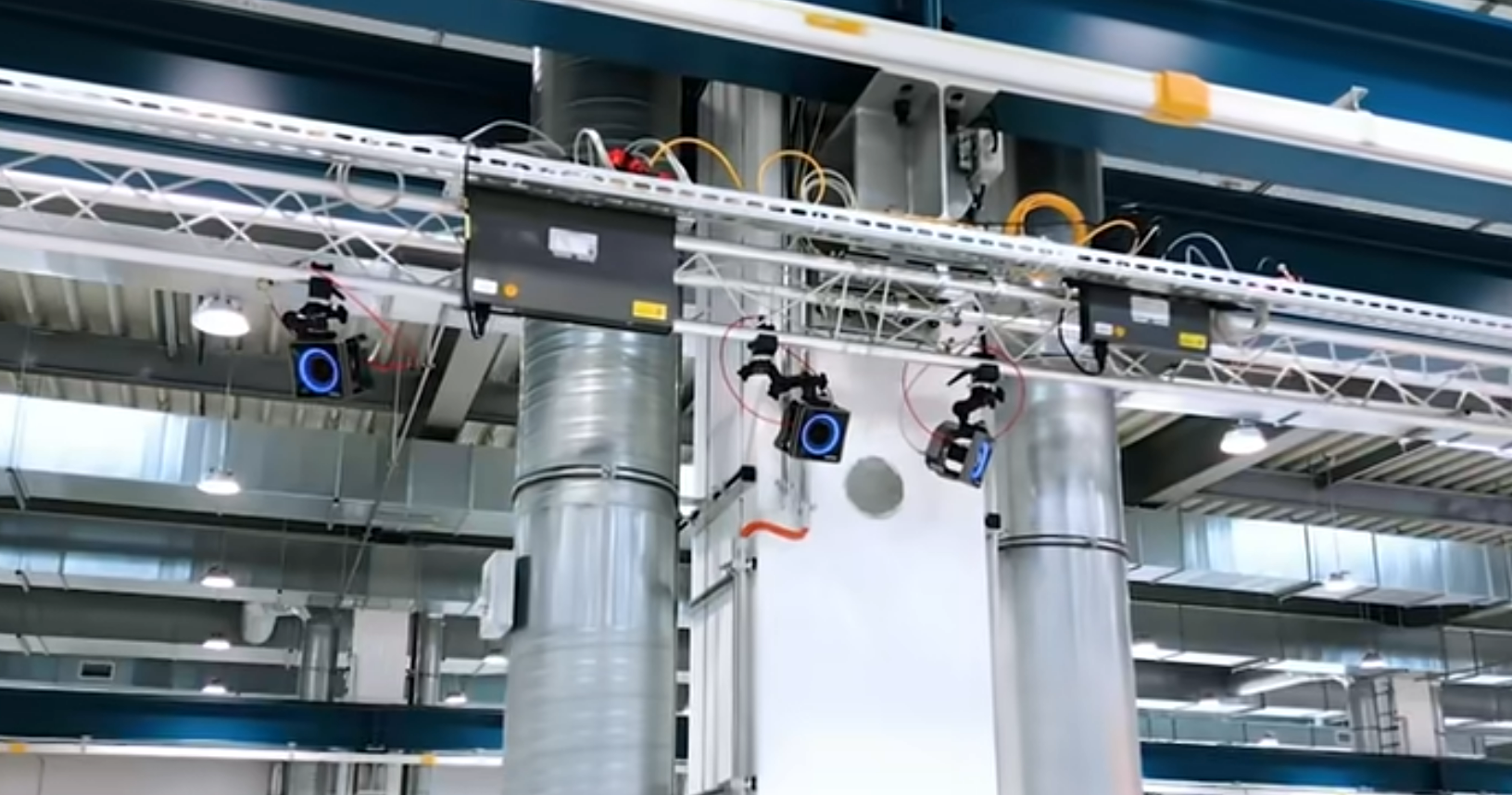 888电子·虚拟动点赋能相助同伴解锁机械人一连空翻