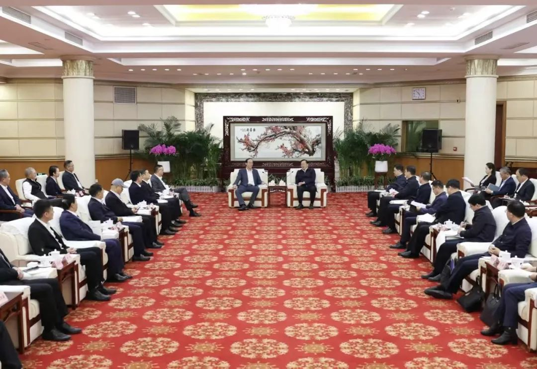 888电子董事长李军受邀出席华中科技大学第十六届企业家论坛，，，，，，并发演出讲