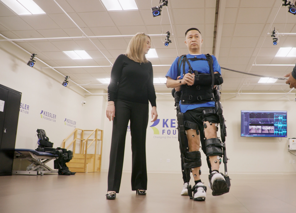 外骨骼机械人让行动障碍者直立行走，，，888电子·虚拟动点OptiTrack助力人类突破能力界线